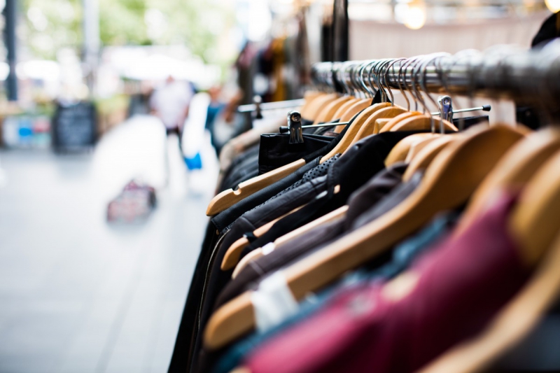 ecommerce-BAUDUEN-min_blur_close_up_focus_hanger_jacket_market_people_rack-1176303