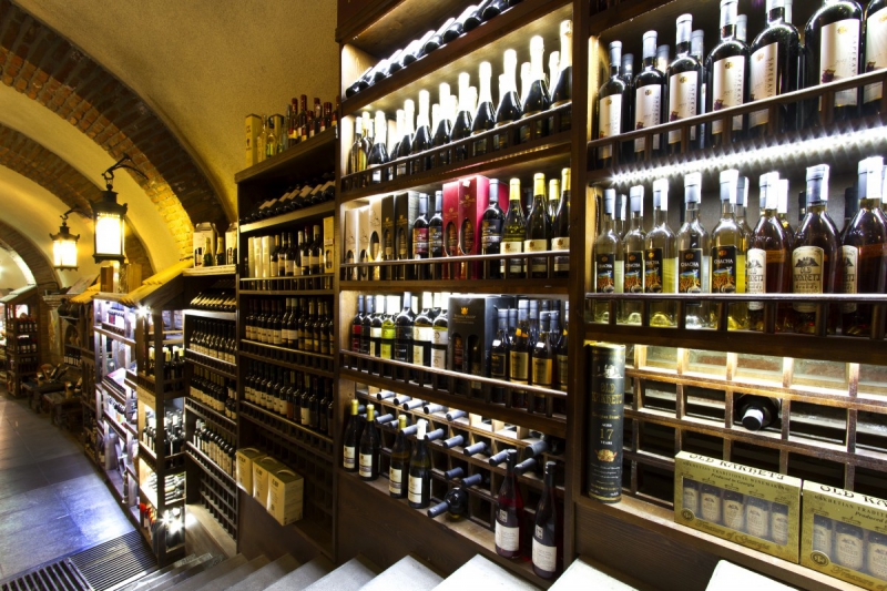 ecommerce-BAUDUEN-min_world_street_travel_shop_canon_georgia_wine_bottles-429767